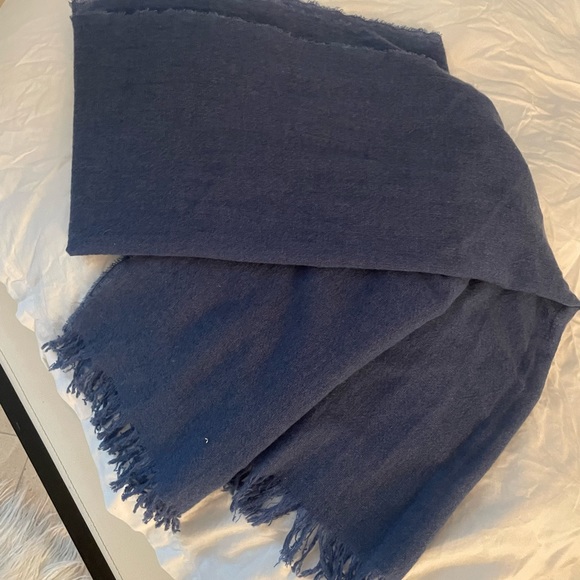 Blue scarf in great condition never worn - Picture 1 of 2